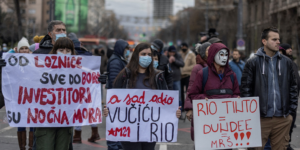 la serbie relance le débat sur le projet minier de lithium de rio tinto.