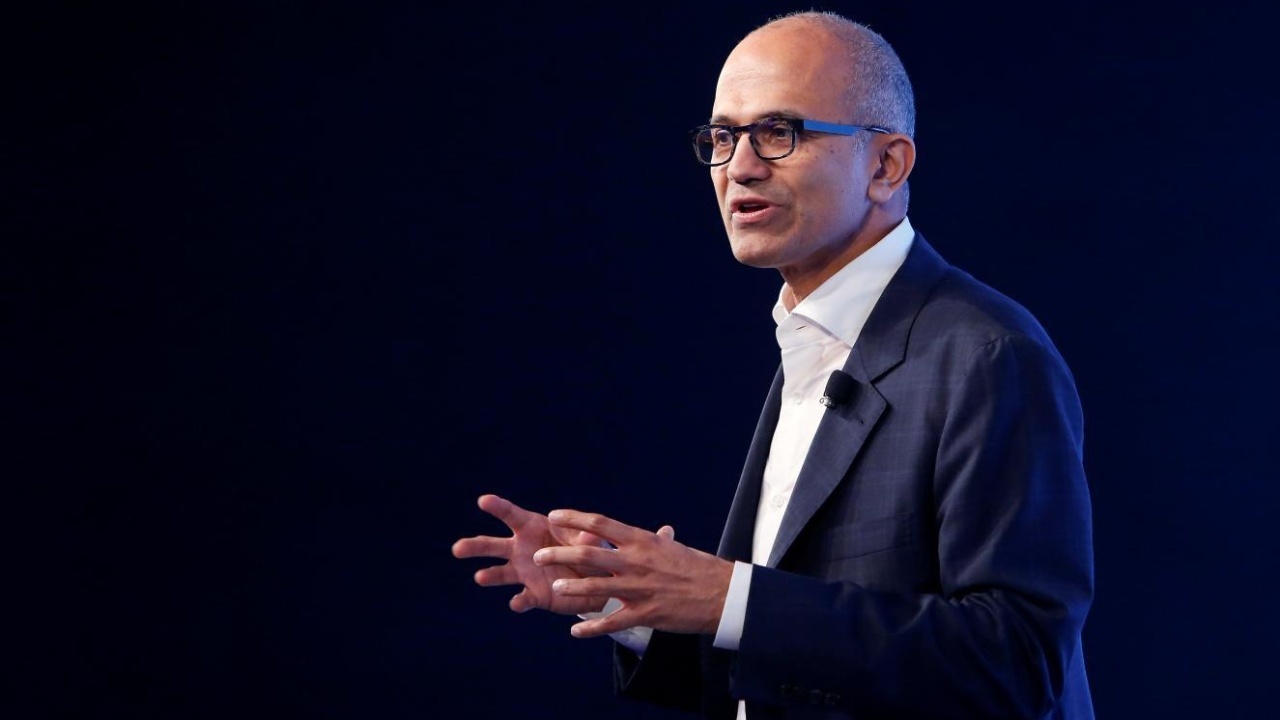 découvrez le parcours inspirant de satya nadella, le pdg visionnaire de microsoft, qui a transformé l'entreprise en un leader mondial de l'innovation technologique. explorez sa stratégie de croissance, sa philosophie de leadership et son impact sur l'industrie.