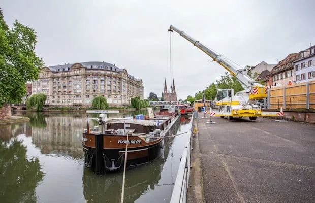 découvrez les merveilles du transport fluvial à strasbourg, entre promenades romantiques sur l'ill et croisières commentées. explorez la ville autrement grâce à ses canaux pittoresques et profitez d'une expérience unique sur l'eau.