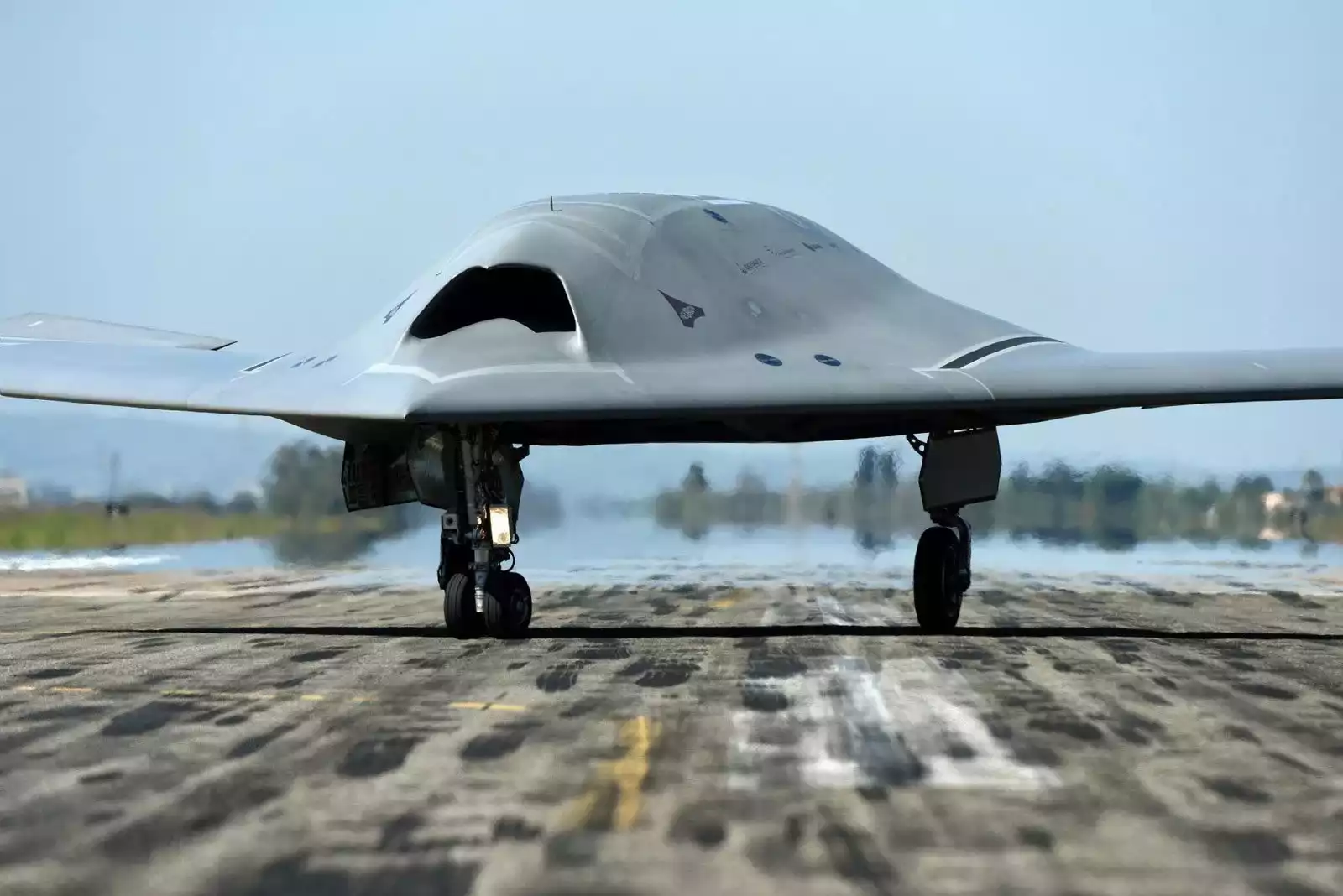 découvrez le drone de combat dassault, un concentré de technologie et d'innovation destiné à renforcer la puissance militaire. performances exceptionnelles, capacités d'espionnage et de précision en font un atout majeur pour les forces armées modernes.