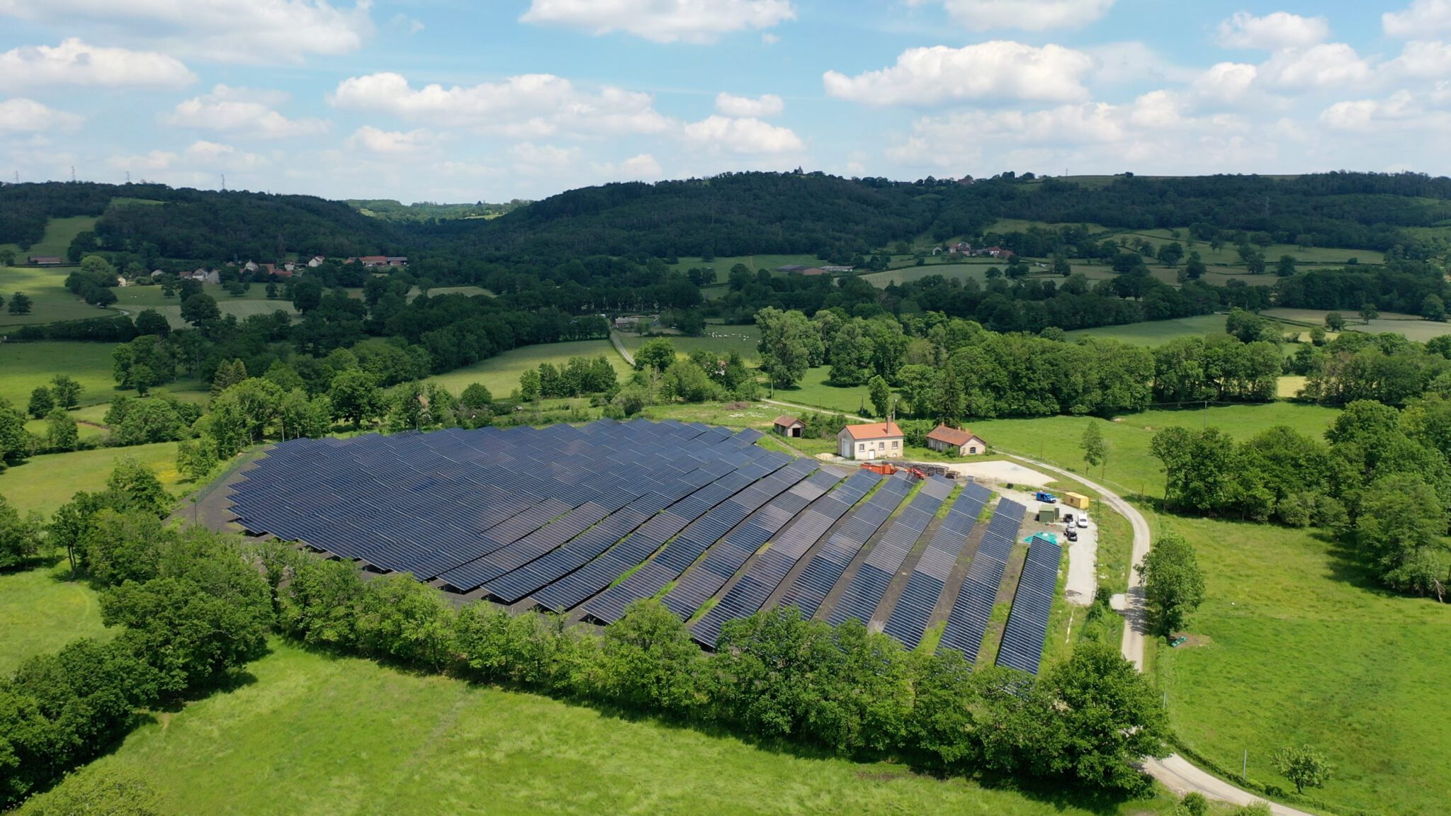 découvrez notre centrale solaire de 21 hectares, un projet innovant qui exploite l'énergie renouvelable pour produire de l'électricité verte. située dans un environnement naturel préservé, cette installation contribue à la transition énergétique tout en offrant des performances optimales.