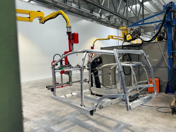 aixam fête l'inauguration de sa nouvelle usine dédiée à la fabrication de voitures sans permis, marquant une étape importante dans l'innovation automobile et la mobilité urbaine. découvrez comment cette initiative va transformer les déplacements et répondre aux besoins croissants de liberté sur les routes.