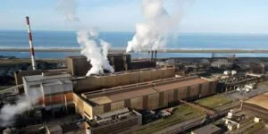 découvrez comment nexans investit 1,2 milliard d'euros pour transformer l'industrie tandis qu'arcelormittal annonce la fermeture de certaines de ses usines, révélant les défis et les opportunités du secteur métallurgique en france.