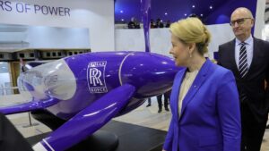 découvrez warren east, le pionnier de l'aviation chez rolls-royce, qui a révolutionné l'industrie aéronautique grâce à son innovation et sa vision. plongez dans son parcours inspirant et ses contributions significatives au développement des technologies modernes de propulsion aérienne.