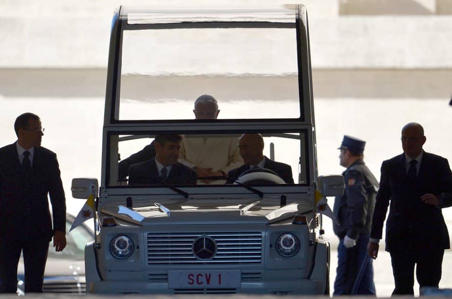 découvrez la papamobile électrique 2025, un symbole d'innovation et de durabilité. conçu pour le confort et la sécurité, ce véhicule emblématique accompagne le pape dans ses missions tout en respectant l'environnement. explorez les caractéristiques avancées et le design moderne de cette voiture révolutionnaire.