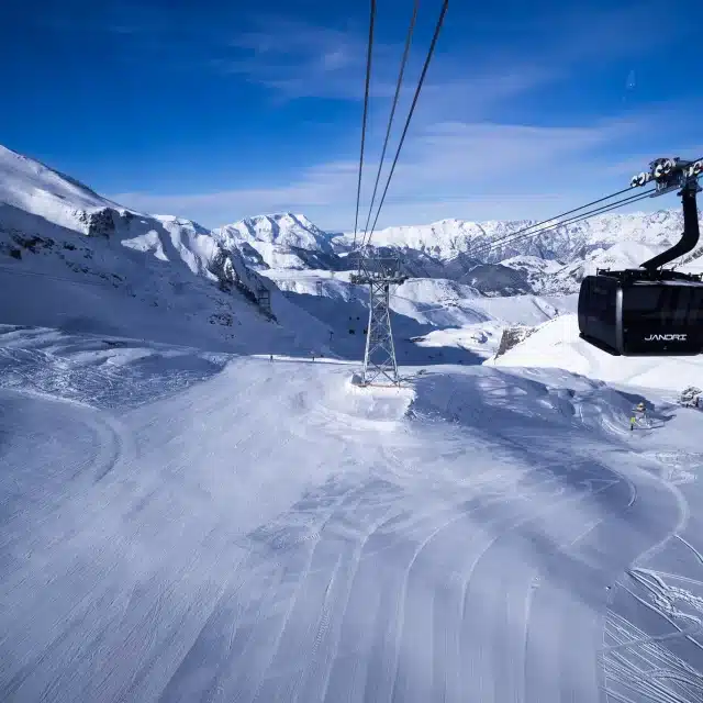 discover the cable car at the 2 Alpes, a breathtaking adventure through stunning alpine landscapes. enjoy a spectacular ascent to natural peaks, ideal for skiing, hiking, and breathtaking views. don't miss this unique experience during your stay at the 2 Alpes.